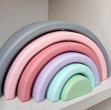 Cargar imagen en el visor de la galería, Arcoiris Waldorf de madera - Planeta gris /invierno