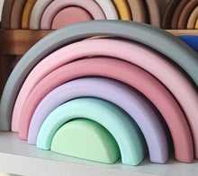 Cargar imagen en el visor de la galería, Arcoiris Waldorf de madera - Planeta gris /invierno