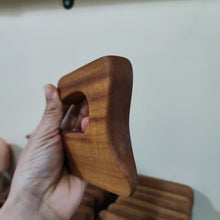Cargar imagen en el visor de la galería, Cuchillo de madera inspiración Montessori
