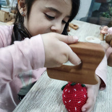 Cargar imagen en el visor de la galería, Cuchillo de madera inspiración Montessori