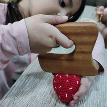 Cargar imagen en el visor de la galería, Cuchillo de madera inspiración Montessori