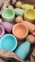 Cargar imagen en el visor de la galería, Set de cuencos y personitas - pastel