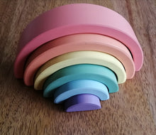 Cargar imagen en el visor de la galería, Arcoiris waldorf de madera -  pastel