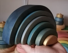 Cargar imagen en el visor de la galería, Arcoiris de madera - Príncipe de paz