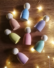 Cargar imagen en el visor de la galería, Set de 7 personitas pastel
