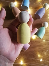 Cargar imagen en el visor de la galería, Set de 7 personitas pastel