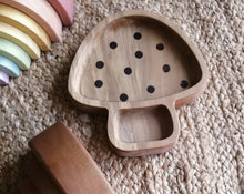 Cargar imagen en el visor de la galería, Plato de madera - hongo (Imaginario Bombella).