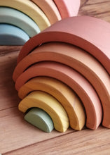 Cargar imagen en el visor de la galería, Arcoiris de madera - Otoño