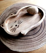 Cargar imagen en el visor de la galería, Plato de madera - gatito (Imaginario Bombella).