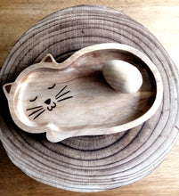 Cargar imagen en el visor de la galería, Plato de madera - gatito (Imaginario Bombella).
