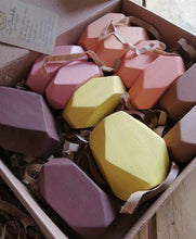 Cargar imagen en el visor de la galería, Set de 12 rocas colección boho pink