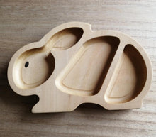 Cargar imagen en el visor de la galería, Plato de madera - conejo (Imaginario Bombella).