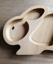 Cargar imagen en el visor de la galería, Plato de madera - conejo (Imaginario Bombella).