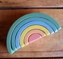 Cargar imagen en el visor de la galería, Arcoiris de madera - aqua