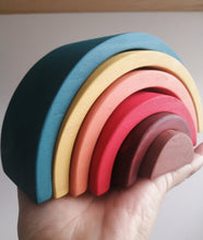 Cargar imagen en el visor de la galería, Arcoiris waldorf de madera - Atardecer esmeralda
