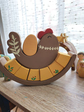 Cargar imagen en el visor de la galería, Camila la gallina - Juguete de equilibrio y construcción