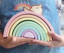 Cargar imagen en el visor de la galería, Arcoiris waldorf de madera -  pastel