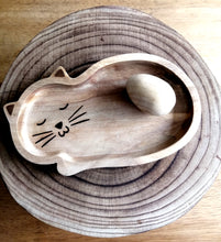 Cargar imagen en el visor de la galería, Plato de madera - gatito (Imaginario Bombella).